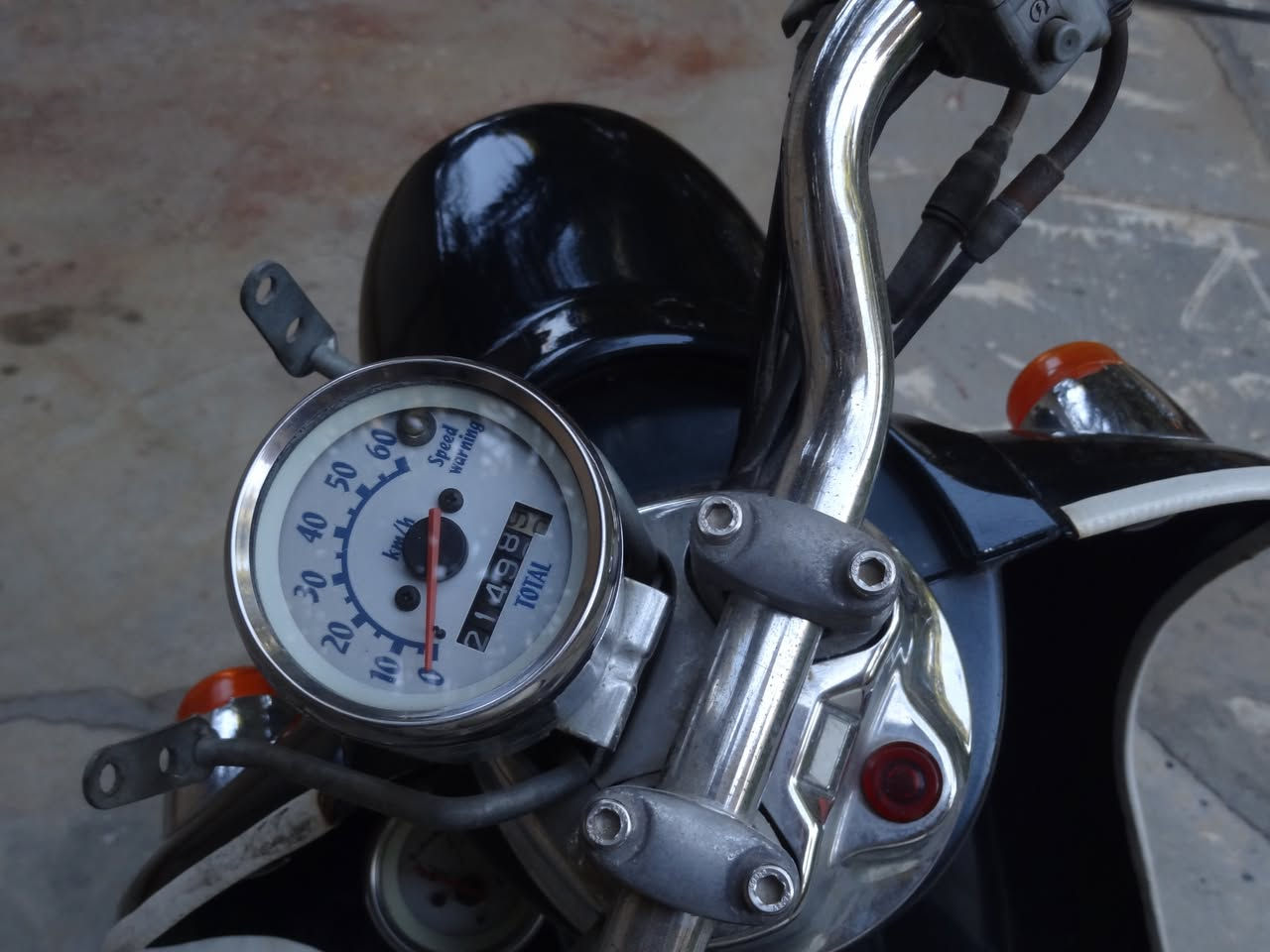 سلام عليكم شباب
دراجة مصرية للبيع الدراجة نظيفة مثل متشوفون بالصور 
مكينة ممفتوحة ابد الدراجة بلادية تشتغل هندر وسلف بس الباتري مالتهة عوزة شحن قفل ستيرن هورن شغالات تايرات جديدة ممستعملات هواي 
السعر 350 وبيهة مجال بسيط مكاني كوت الكفاءات 
للاستفسار اتصل  ***********
