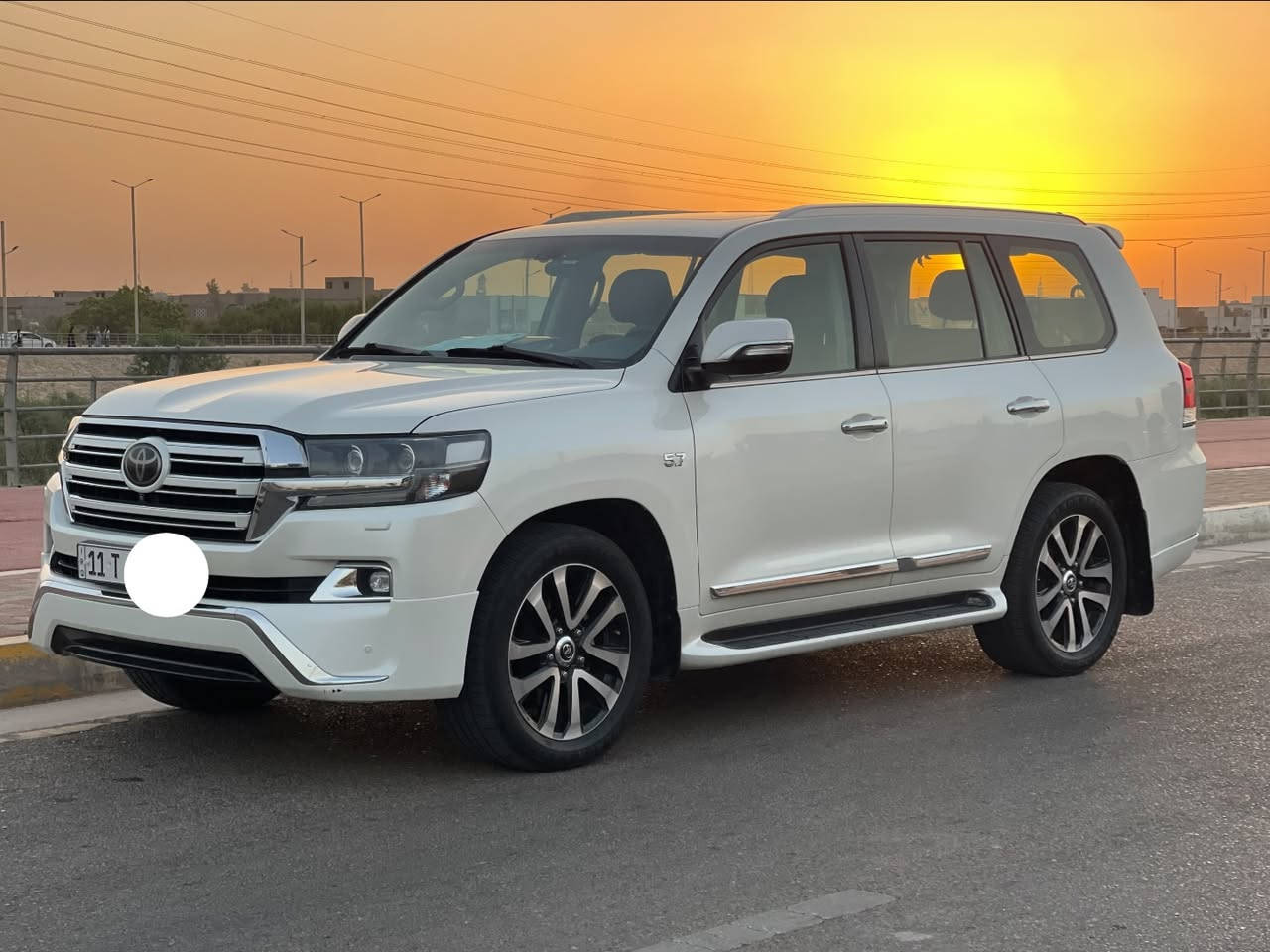 � للبيع لاندكروزر 2018 VXS فل أوبشن
للجادين فقط..

✅ موديل 2018

✅ فئة VXS (أعلى مواصفة)

✅ محرك V8 قوي مع ناقل حركة أوتوماتيك 8 سرعات

✅ دبل دائم (4WD) مع دفلوك وأنظمة قيادة للطرق الوعرة

✅ السيارة وكالة بالكامل

✅ بدون صبغ نهائياً

✅ بدون أي تصليح بارد

✅ شاصي ومكينة وكير بحالة الوكالة

✅ الاستخدام شخصي والمحافظة عليها ممتازة

المواصفات:

• جلد فاخر

• تبريد وتسخين للمقاعد الأمامية

• ذاكرة لمقعد السائق

• فتحة سقف

• تشغيل بصمة ودخول ذكي

• شاشة وكالة مع نظام ملاحة

• كاميرات محيطية 360° وكاميرا خلفية

• حساسات أمامية وخلفية

• نظام صوت JBL فاخر

• بلوتوث – USB – تحكم من المقود

• مثبت سرعة راداري

• مراقبة النقطة العمياء

• أربع مناطق للتحكم بالمكيف

• مرايا كهربائية قابلة للطي

• جنوط ألمنيوم أصلية

• إنارة LED مع كشافات

• سبعة  مقاعد 

سيارة جاهزة للاستخدام، لا تحتاج أي مصروف 

سعرها 560  بيها مجال بسيط بعد المعاينه اذا غاليه  عليك ان شاءالله تلاكي احسن منها 
للاستفسار على  الاتصال ***********
