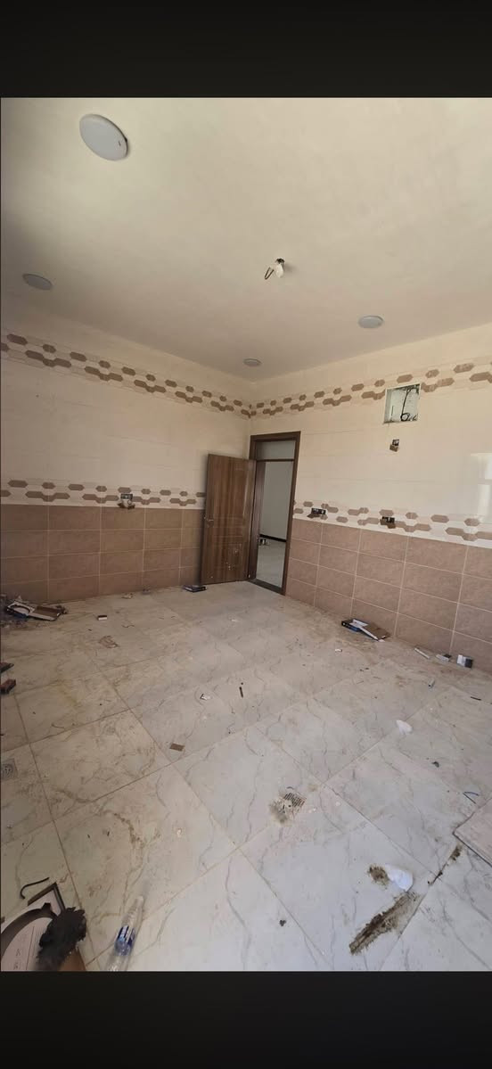 بيت للبيع مساحه 200 متر 
العنوان حولي الجامعه قرب مجمع حيدر ابن حجي هندي 
يتكون من غرفتين صاله استقبال مطبخ حار وبارد
 اساس +سقف كونكريت مسلح 
بيبان قاصه الطابق الثاني 
سطحين + صاله 
اتصال او استفسار ***********
