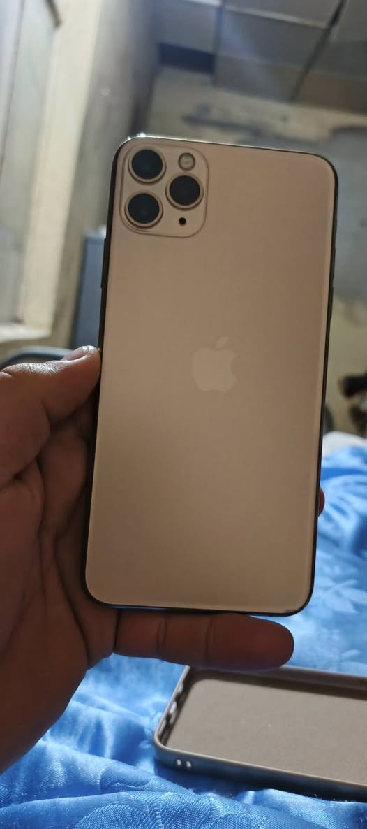 11برو ماكس
بطاريه بلدي🔋78
شاشه مبدل اصلي شريكه 
فيس ايدي شغال 
سعر 250

رقم مبابل ***********
