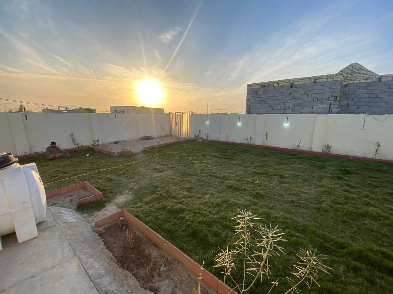 السلام عليكم مزرعه للبيع مساحه 375متر كافأت الخدمات سند 25 مداور ثاني يوم تبعد عن طريق دغاره 600متر 
مكان /طريق دغاره خلف مطعم واثق 
***********
