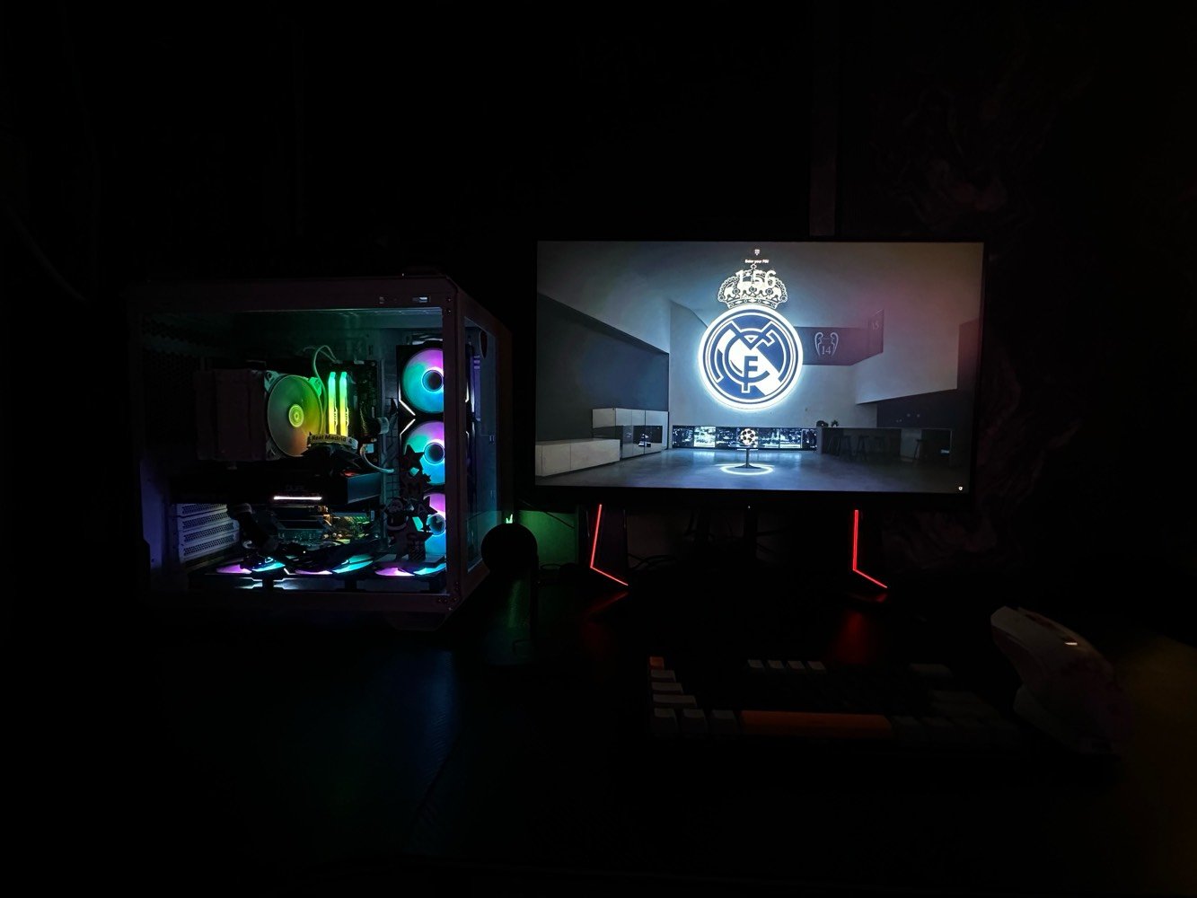 تجميعة كاملة مع شاشة وميز 

PC 

Cpu Ryzen 7 5800x 
M.B b550 msi tomahawk
Cooler arctic freezer 34 esports duo 
Rtx 5060 palit dual 
Ram 32G 3600hz (16x2) lexar ares 
Psu 750w cooler master 80+ gold full modular 
M.2 1T m.2 250G 
Fans lian li sl 120 infinity 6 fans 
Case Asus Tuf GT502 

Monitor 
Aorus AD 27QD  
2K (1440x2560) 144hz 

وميز زاوية خشب وسماعة وماوس وكيبورد 

***********