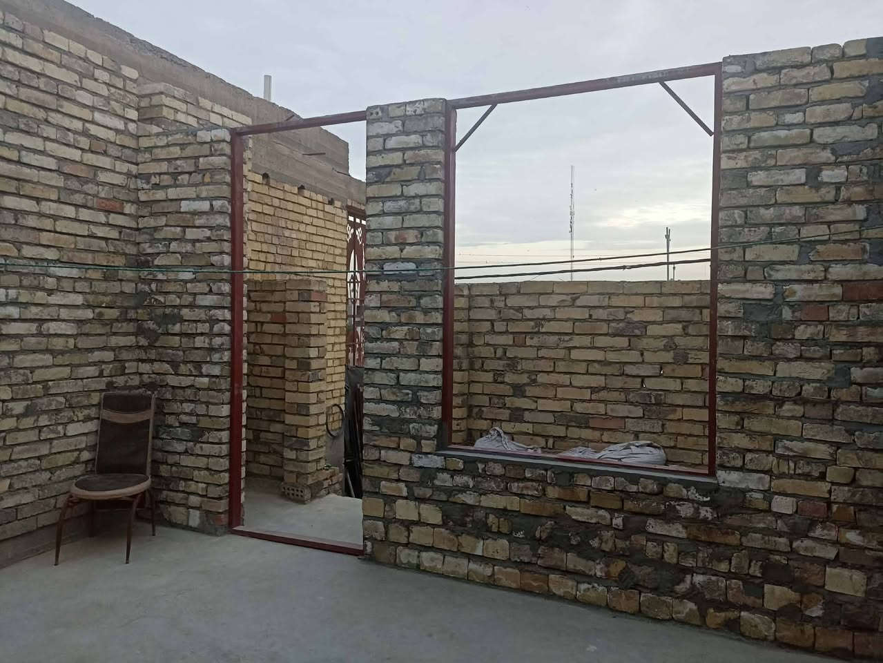 يوجد مشتمل مساحه 88 م طابو ملك صرف   في حي التأميم الثانيه   الشارع 15م كدامه حديقه مقبل على تبليط البناء طابوك
الطابق الارضي غرفه مطبخ وصاله وصحيات
الطابق الثاني 🏠 هيكل
مكلف بالنشر رقم صاحب المشتمل ***********
