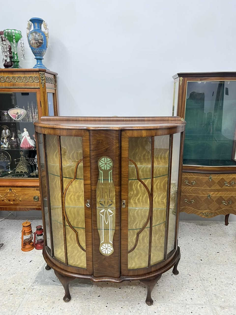 مجموعه انتيكات وتحف
***********

مكاني بغداد منطقه الكسره قرب ملعب الكشافه
