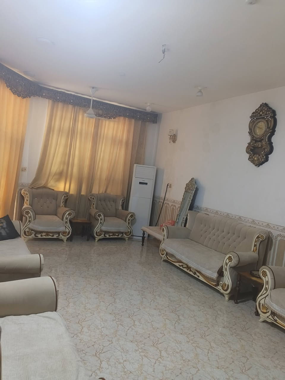 منزل للبيع في الخاجيه مساحته 206 متكون من مطبخ مساحته 4×5 واستقبال 7 ونص ×4 صاله 4عرض 9 طول غرفتين 5×4 وطابق ثاني متكون من غرفه نوم على الاستقبال وغرفه نوم على المطبخ وصاله و حمام وتواليت يبعد عن الشارع العام 50 متر للاستفسار اتصال ***********
