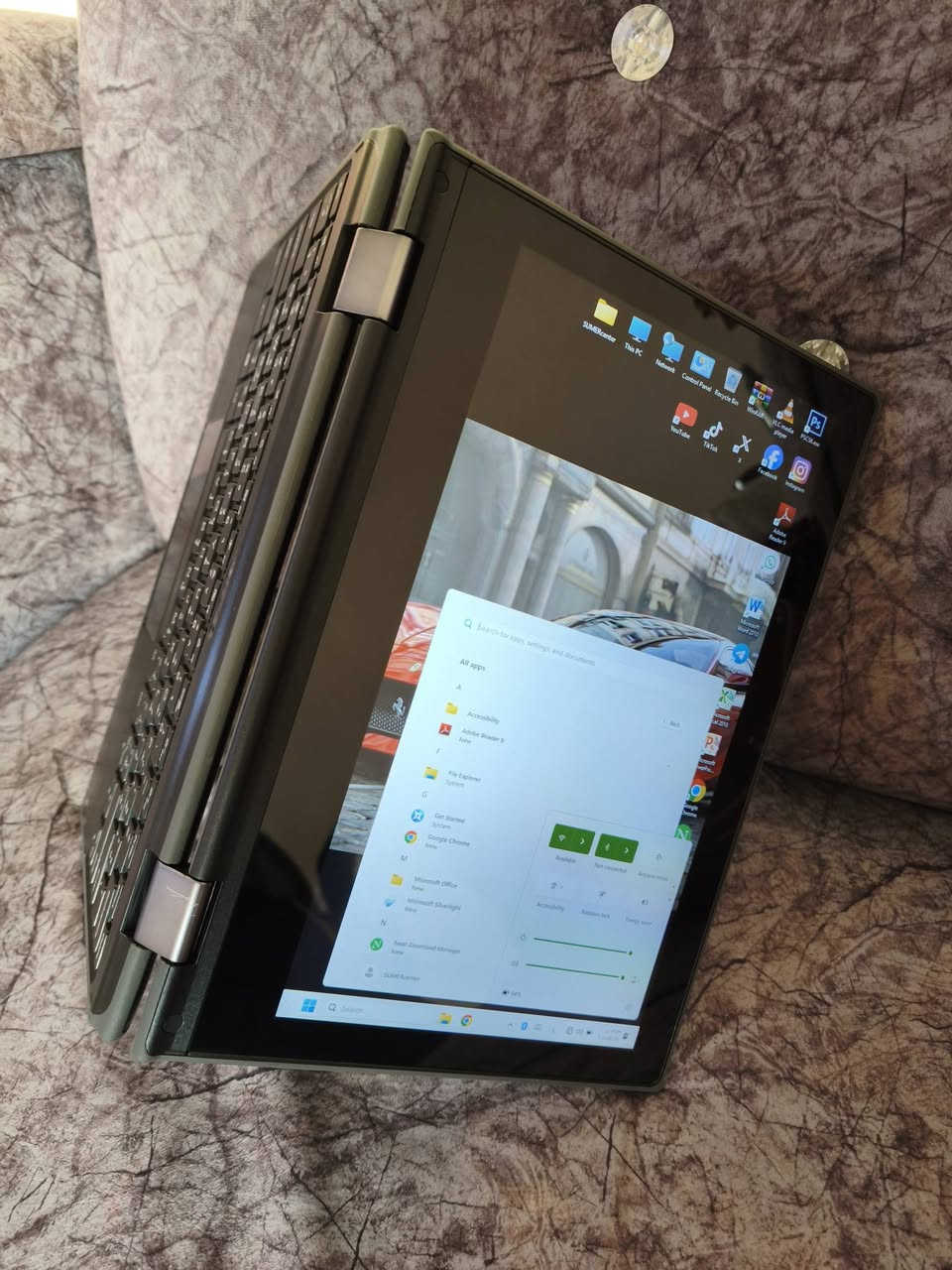 السلام عليكم لابتوب Lenovo حديث سلم (الجيل الثامن والشاشة لمس) مواصفات راقية جداً استخدام شخصي نظيف جداً للبيع بسعر مناسب 160 ألف اقوى لابتوب ممكن تحصله ومكفول عالفحص من جميع النواحي تفحصه يلا تدفع حقه
اللابتوب خدمي جداً وممتاز لطلاب الجامعات والبحوث لأن بي كل اللمميزات الي يحتاجوها 

مشغل عليه كل أنواع البرامج الدراسية مثل الكلاس روم والادوبي ريدر قارئ ملفات PDF والملازم وبرامج الطباعة والتصميم مثل الفوتوشوب وحزمة برامج الاوفيس كاملة الوورد والاكسل والبور بوينت وكل برامج مواقع التواصل الإجتماعي وبرامج التحميل وغيرهن من البرامج 

مواصفات اللابتوب: 
النظام احدث نظام بالعالم ويندوز 11 برو 64 بت بأحدث التعريفات والبرامج كل شي مفعله مدى الحياة
المعالج الجيل الثامن Celeron N4100 
الهارد 128GB SSD اسرع واحدث نوع
الرام 4GB سريع جداً نوع DDR4
كارت شاشة انتل 2GB نوع عالي الاداء
حجم الشاشة 12.5" إنش فول HD دقة عالية جداً
الشاشة لمس قابلة للطي 360° يعني يصير ايباد
يحتوي على بلوتوث + وايفاي
يحتوي على كامرتين امامية وخلفية
بطارية فوق الممتازة أكثر من 3 ساعات تشغيل مستمر
الجهاز بي كل أنواع المنافذ: 2 منافذ USB ومنفذ تايب سي ومنفذ HDMI ومنفذ رام ومنفذ هيدفون 

ملحقات اللابتوب شاحنته الأصلية تايب سي 65 واط والجنطة 

*********** واتساب و اتصال
