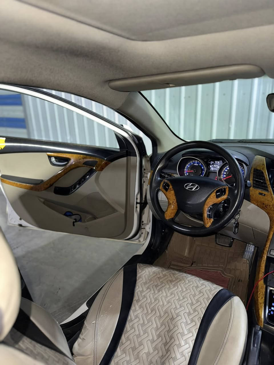 النترا خليجي نظافة ٩٠٪؜ كما موضح بالصور عدكم 
فول عده بصمه داخل صاج 
موديل 16
المحرك 2000
تخم تاير 
الحدادية نظافة ٨٠٪؜
ماشيه 235000 قابله للزياده 
المحرك مجفت 
بية ضربة باب خلف السائق ونفسة معمرة ومصبوغة 
العنوان بغداد مجمع بسمايه 
السعر ب ( ١٢٥ ) $ قابل للتفاوض
***********
