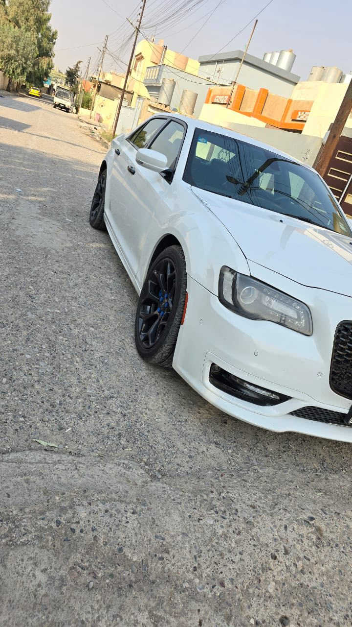 السلام عليكم 
اوباما 2020
رقم بغداد 
السياره فول
ماشيه 70 
ضررها جاملغ وباب 
بدون دواخل
وبيها على كد شبر بل جاملغ الخلفي 
رقم الهاتف ***********
