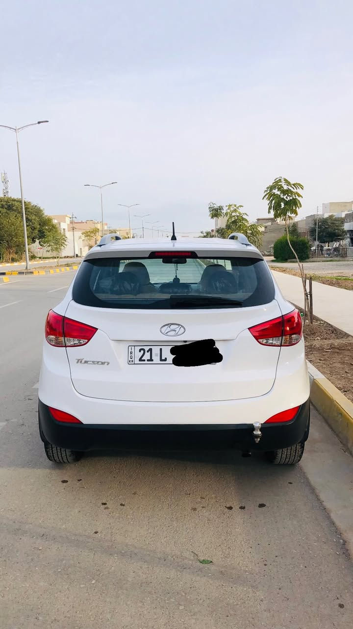 السلام وعليكم: توسان للبيع سياره بأسمي بيها قطعه واحد بارد مثل ماوضح بالصوره السياره ماشاءالله مكفوله من كلشي 
موديل ٢٠١٥ 
حجم المكينه 2000
مادة المقعد قماش 
4 سلندر 
السياره ماشيه 68 الف فقط 
السعر 175$
مكاني السليمانية/كلار 
لاستفسار: ***********
