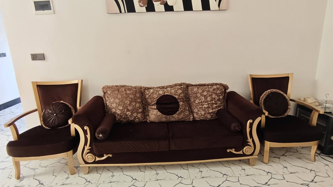 سلام عليكم غراض بيت  للبيع ♦️ كاونتر تسكام 700 وبي مجال
تخم جديد ب400 🔺كنتور الابيض ب100 🔸والصاج ب70
شافطة دهون 50🔸 رجاءا المو شراي لا يكسر بسعر 
***********
