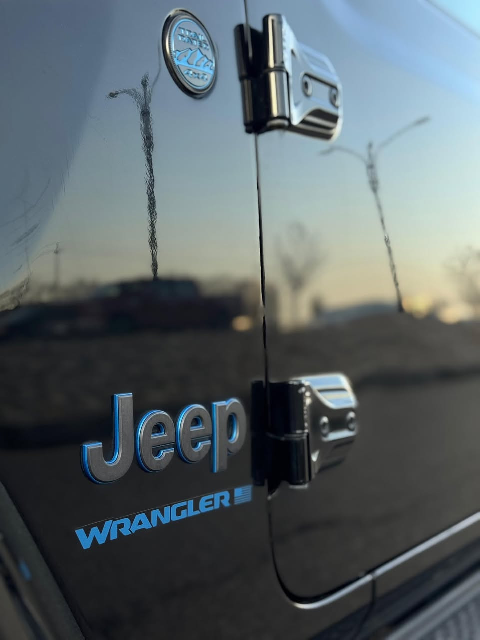 السلام عليكم
ماشاء الله
                JEEP WERNGLAER ROBECON 4Xe 🔋
جيب رانگلر روبكون 4xe
                              3 انضمه قياده ⬇️

الكهربائي" (Electric) للقيادة الصامتة، "الهجين" (Hybrid) للتوازن، و"eSave" لحفظ طاقة البطارية. تمتاز بمحرك توربو سعة 2.0 لتر، وتوفر تقنية eTorque الهجينة الخفيفة. 

لون اسود
رقم وسنويه جديد
‏‎الموديل:2023 
كلين تايتل 💯💯
‏‎المحرك : V6.  3.6L .
‏‎العداد30000 مايل
مكفوله كفاله عامه من الدعاميه للدعاميه
شخط رعصه مكفول جديده بمعنى الكلمه
دينار مصروف مابيه شرط التراي والفحص
وين ماتريد تفحص اي سونر يعجبك👍
‏‎المواصفات :
*سقف بانوراما كهربائى
* كامره امامي 
*رادار جانبي مع امامي
*لايت وبك لايت لد اصل شركه
‏‎* دفع رباعي 4x4 .
‏‎* ويل للطرق الوعرة قياس 17 انج. .
‏‎* شاشه 7 أنچ . 
‏‎* كاميرا خلفية مع امكانية التقريب (زوم) .
‏‎* حساسات خلفية .
‏‎* نظام (Auto Break System) مانع تصادم خلفي .
‏‎* مرايا مع خاصية التعتيم الذاتي  .
‏‎* تشغيل عن بعد .
‏‎* دخول ذكي (بصمة) .
‏‎* سقف 3 قطع قابلة للازالة .
‏‎* ابواب قابلة للازالة .
‏‎* زجاج امامي قابل للطي .
‏‎* إضاءة داخل الصندوق الخلفي .
‏‎* ماخذ للتيار الكهربائي .
‏‎* منظومة كاملة للقطر (السحب) . 
‏‎* نظام (Auto Start System) التشغيل والاطفاء الاوتوماتيكي للتوفير في صرف الوقود .
‏‎* محدد سرعة . 
‏‎* تلفون بلوتوث . 
💵💵السعر خاص💵💵
او اي استفسار الاتصال
☎️***********واتساب موجود
☎️***********واتساب موجود
