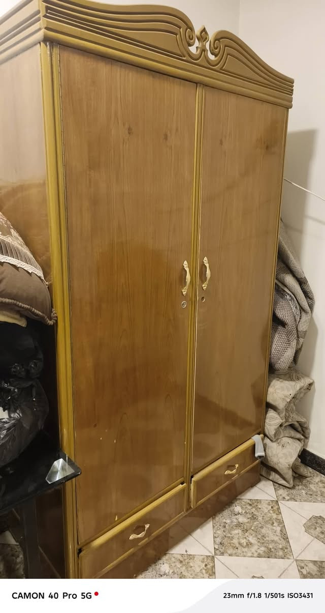 سلام عليكم غرفه
تحوي عله سريرين وكنتور كامله مكمله ومابيها ايشي جديده خشب كامله مكاني نجف شارع مجمعات سعرها 200 
رقم التواصل ***********
