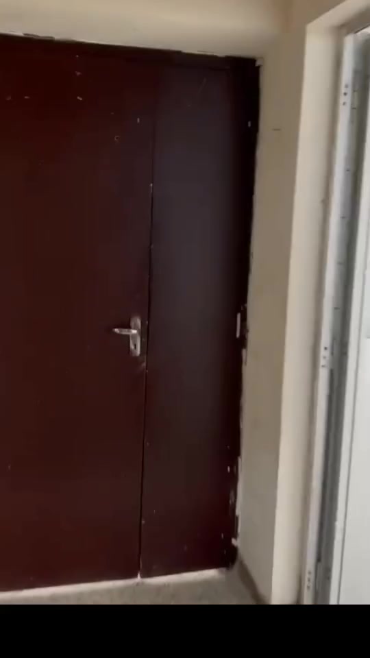 شقة أرضية لقطة للايجار! 🔑
​غرفتين وصالة ومطبخ.
​خزانات حائط موفرة للمساحة.
​كراج خاص للسيارة.
​الطابق: أرضي (سهولة دخول وخروج).
📍 المكان: [الكرادة]
📞 تواصل معنا الآن: [*********** ]
