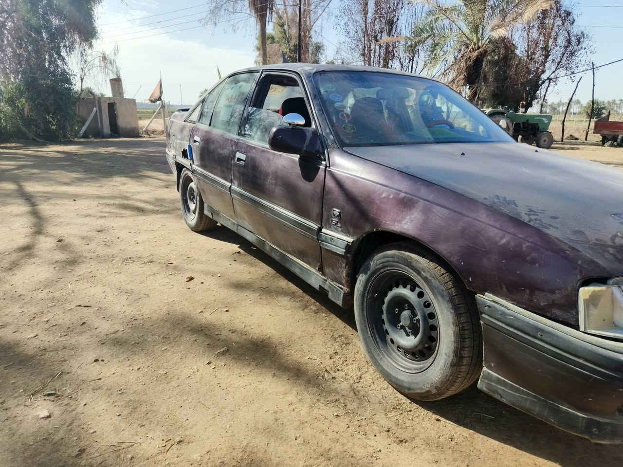 سلام عليكم وبل البيع سياره مكينه وكير مكفولات تايرات جدد حداديه تعبانه سياره مال جناي وعلي سعر ٢٢وبيها مجال رقم ***********
