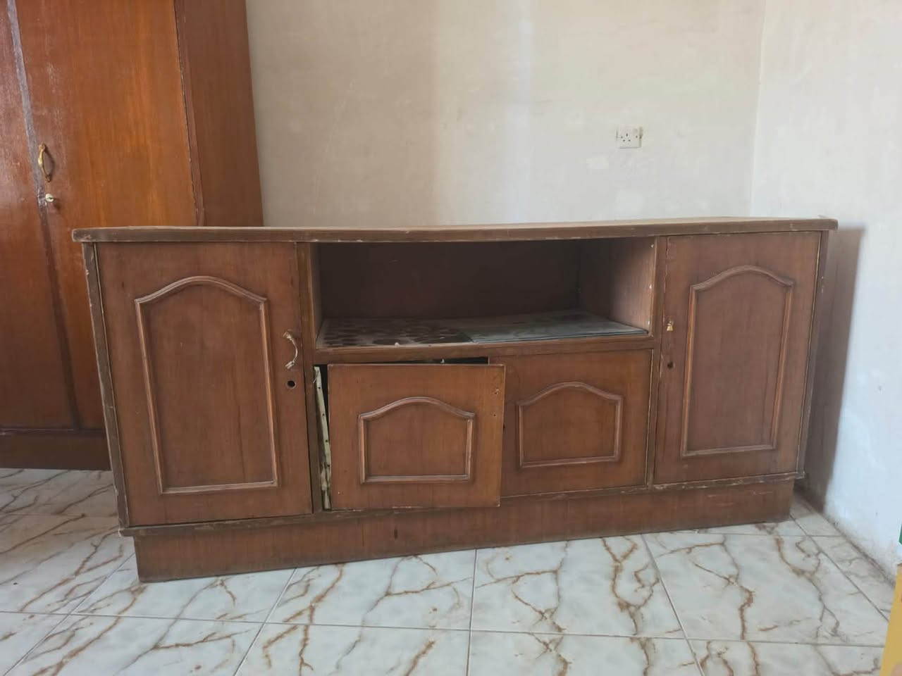 السلام عليكم عندي هاي بوفيه ولمعرض ثنينهن ب70 عنوان الشعب ***********

