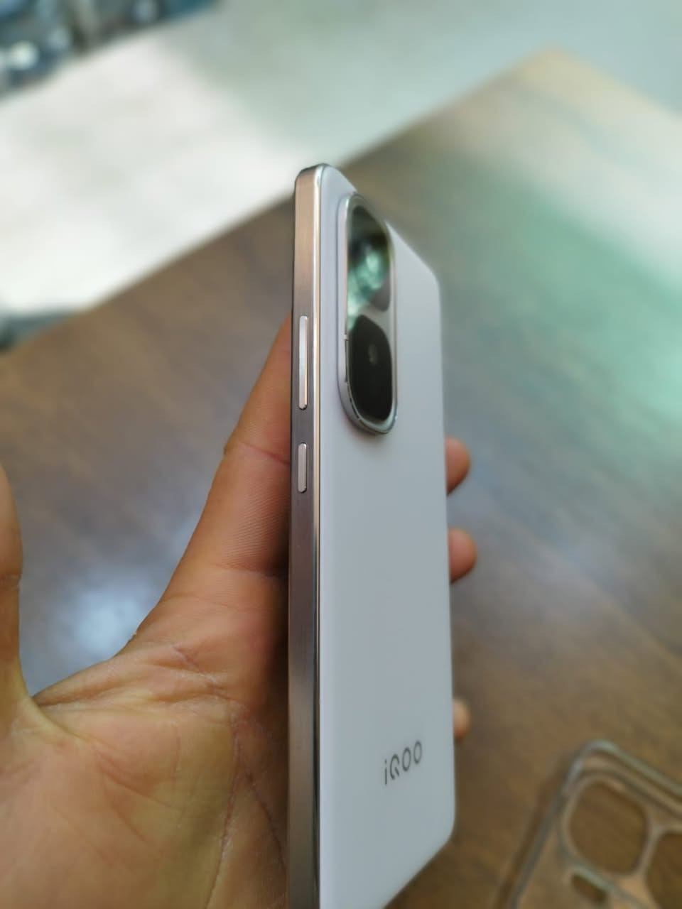 السلام عليكم 
وحش الالعاب ( IQO Neo 10 Pro)(Plus 
جهاز سفاح بمعالج قوي (Snap Dragon 8 Elite)
وبارية عملاقه بسعة (6800)ملي امبير وشاحن سريع(120 واط)  وشاشة سلسة وقوية ودقتها 2K وسطوعها يصل الى(4500)نتس بمعدل تحديث (144 هرتز) ومليان بعد مواصفات وذكاء اصطناعي وكامرات بعزل يخبل ذاكرة 256 كامل ملحقات للبيع وللمراوس بجهاز قوي بالكامرات 
واتساب (***********)
