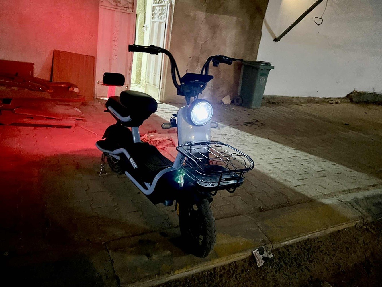 دراجة كهربائية بحالة جيدة جدًا وتعمل بكفاءة عالية. تصميم أنيق مع مساحة تخزينية أمامية. مثالية للتنقل في المدينة بسرعة وسهولة. مصابيح أمامية ساطعة لزيادة الأمان أثناء القيادة ليلاً.