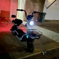 دراجة كهربائية بحالة جيدة جدًا وتعمل بكفاءة عالية. تصميم أنيق مع مساحة...