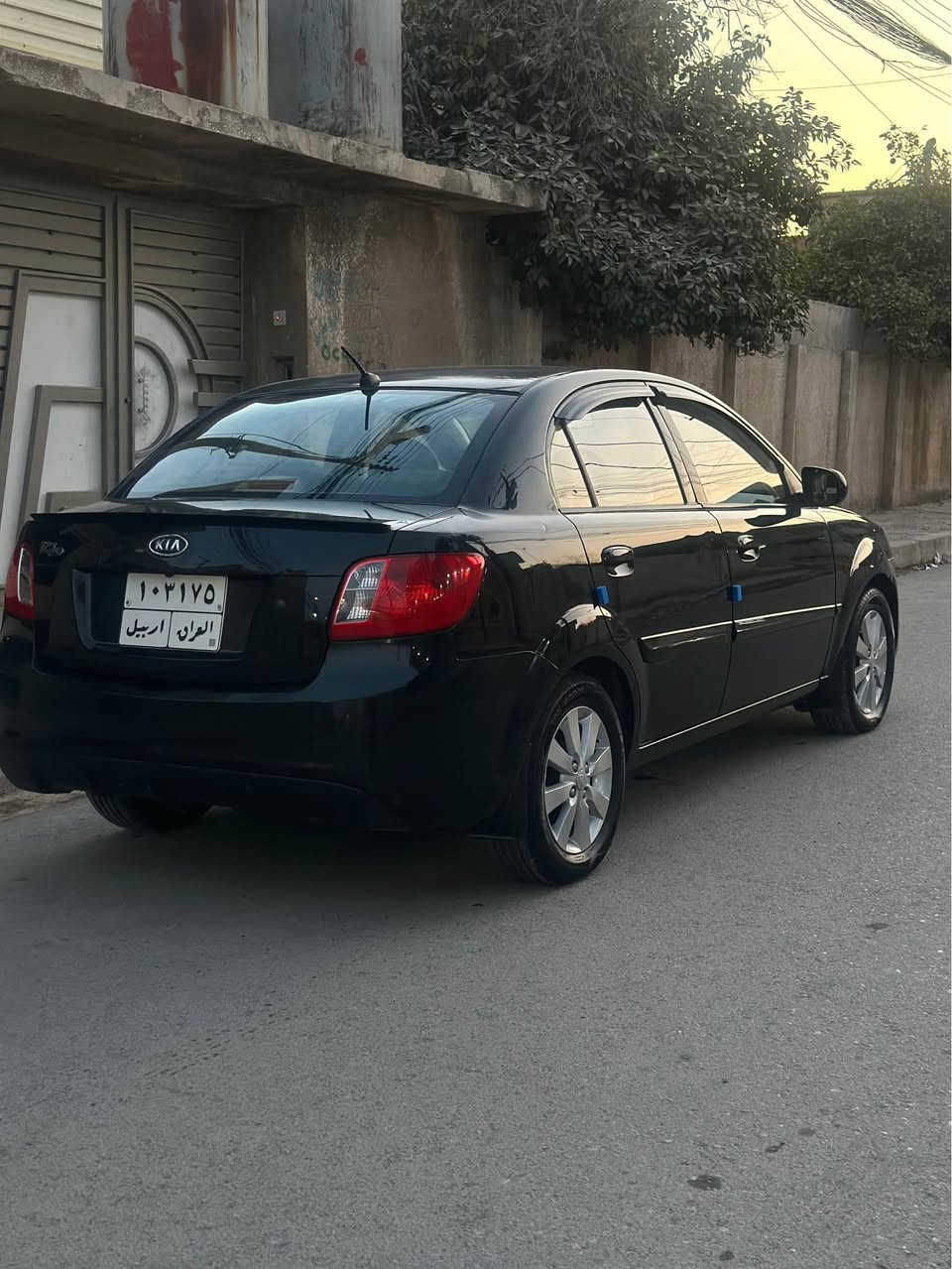 كيا ريو 2011 
بدون صبغ 
 محرك 16 ما مفتوح وضع الشركة 
كير اوتامتيك 
تبريد ثلج 
ماشية 158 كيلو فقط 
شاشة تدعم كاربلي وكامرة خلفية
ويلكب اصلي جديد وطخم تايرات جديدة
عليها غرامة 320 الف تنزل من سعرها
للتواصل ***********
***********
مكانها الموصل 
السعر 93 وبيها مجال بسيط جداً بعد المعاينة موصل, نينوى
