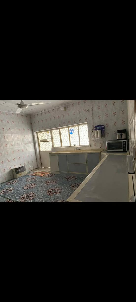 السلام عليكم …بيت معروض للبيع المساحة ٣٣٦م طابقين يحتوي على اربعه غرف نوم واستقبال وكندور ومطبخ و٣ صحيات معاملة طابو كاملة الموقع: ورديه خارج سيف سعد قرب مستشفى الكفيل قريب جدا عن الشارع العام ثالث بيت عن الشارع،،للاستفسار الاتصال على هذا الرقم ***********
