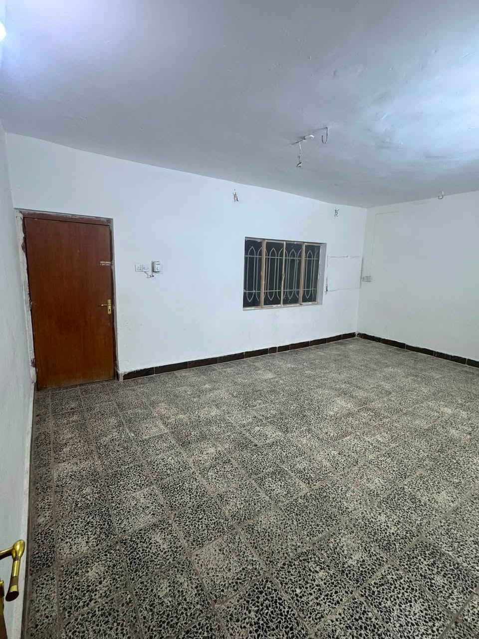 بيت للايجار للايجار في حي الظباط الثانية خلف مدرسة نفحات الحياة شارع 6 ركن مكون من غرفتين نوم وهول وديوان وصالة ومطبخ البيت محدث جديد كامل سعر الايجار 350 الف 
***********

