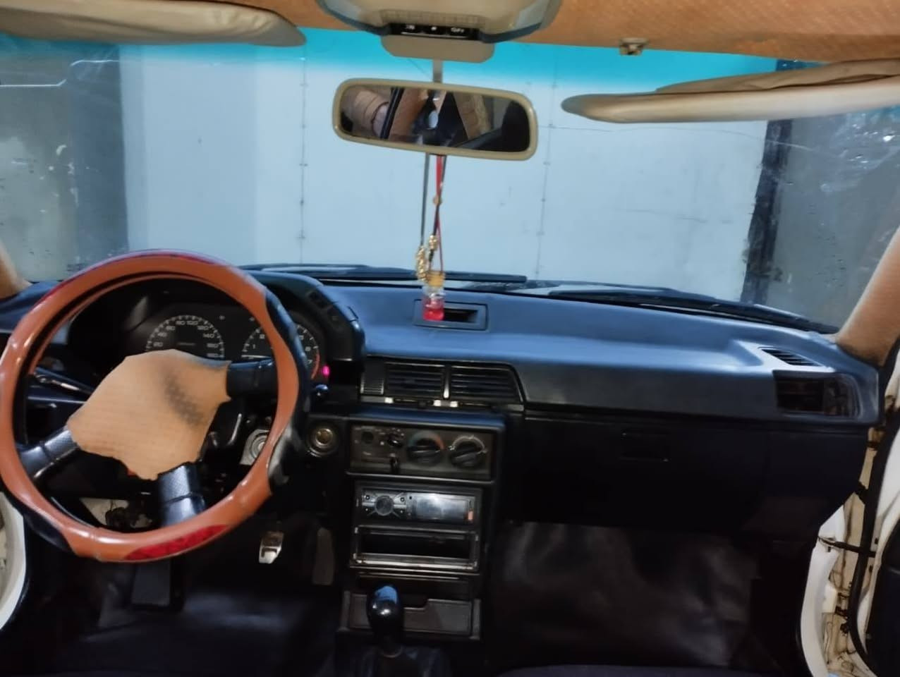 ميسيوبوشي لانسر. بدون صبغ سياره اقتصاديا جدا بنزين وعطلات باور ستيرن  قفل مركزي جامات كهرب فتحه سلايت.گاعيتها وقواعد دبلات وشواصي نظيفه بدون اي خياس بلادي. صدر ودبلات قبل شهرين مسوي تايرات طخم فوق النص عمر. گير جيد سلس جدا بالتبديل. محرك يريد تجفيت. وكيل اول يحول وجايب صحة صدور وكاله باركود. وكملت فحص هزه فقط تعمل عقد مروري وتحول غرامه مخالفات مروريه ٣١٠عليها تنزل من السعر25 مكانها ناحية الگوير. م/***********
