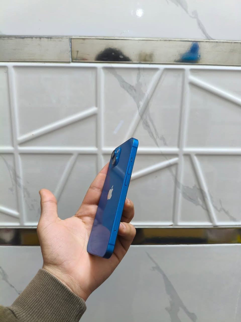 أيفون 13
بطارية 88 
ذاكرة 128 
بلادي ممفتوح 
فقط هذا الفطر البسيط الي بالظهر وممبين ولا مأثر 
سعر 390 او مراوي وانطي فرق 
***********
