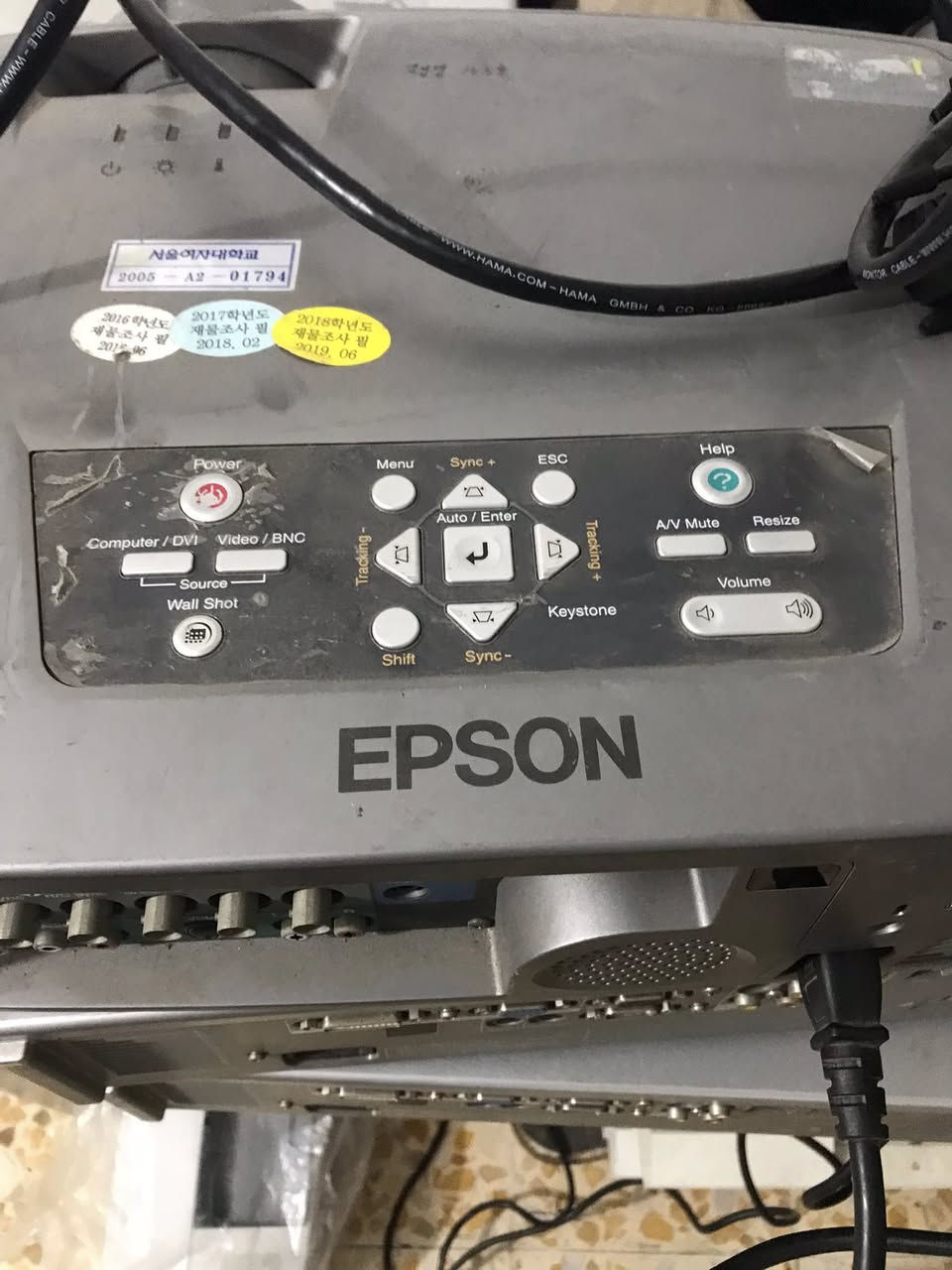 السلام عليكم .مكتب صخر لصيانه انواع الداتا شو بغداد باب الشرجي ***********.داتاشو نوع Epson سعر 150الف مخارج DVI مثل HDMI صوره جدا واضحه وحجم كبير ومضمون يوجود توصيل

