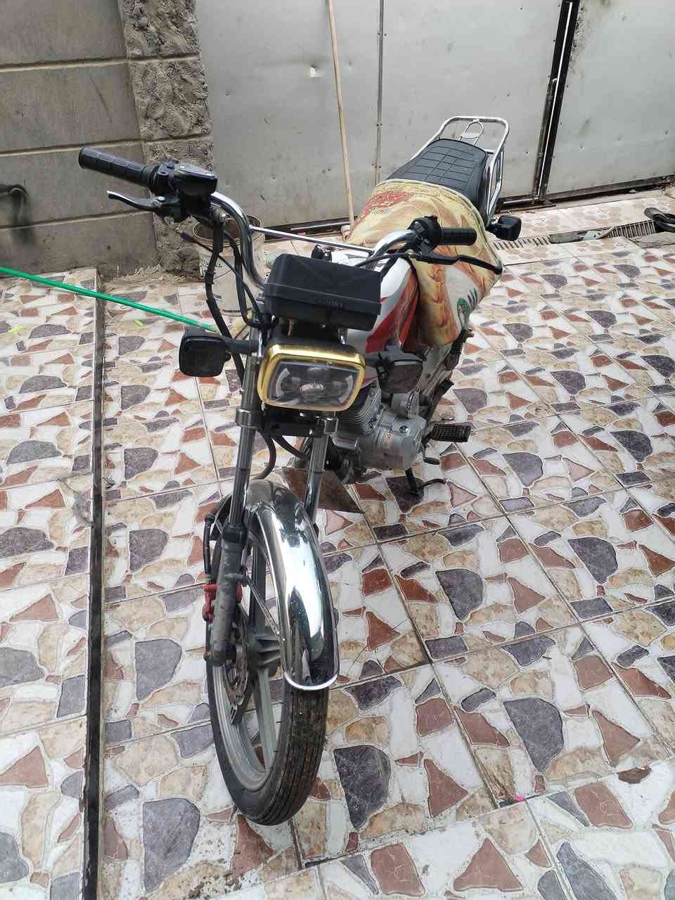 السلام عليكم اخواني مكلف بل نشر دراجه سافان موديل 20 أوراق وكيل دراجه كله شغاله سلف كهرباياته شغاله مابيه اي نقص مكان دراجه بابل طهمازيه السعر 400وبيه مجال هاذه رقم صاحبه *********** مامتواجد بل فيس
