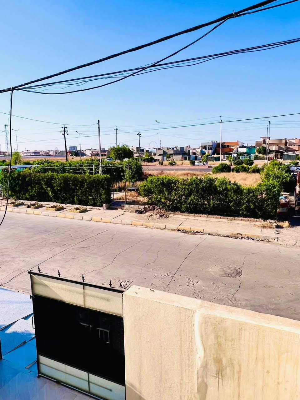 🏡 دار حديثة ومميزة للبيع (طابقين)
• المساحة: 125 متر مربع.بلديه اوراقه كامله مخصص

• الموقع: مقدمة حي النداء، بالقرب من جسر الرشيد (موقع مميز وسهل الوصول).

📐 التصميم الداخلي والتوزيع

يتميز البيت بتصميم مرن يضم درجاً داخلياً وآخر خارجياً، مما يتيح إمكانية فصل الطابقين أو استخدامهما معاً كمنزل واحد متكامل.

🔹 الطابق الأول:

• صالة استقبال: واسعة ومريحة

• مطبخ بنظام (حار / بارد): مصمم ليوفر عزلًا لروائح الطبخ

• غرفة نوم: مريحة وهادئة.

• حمام متكامل.

🔹 الطابق الثاني:

• صالة استقبال إضافية: تتميز بإطلالة ونوافذ كبيرة توفر إضاءة طبيعية ممتازة.

• غرفة نوم.

• حمام متكامل.

✨ مواصفات البناء والتشطيب (درجة أولى)

• الأرضيات والجدران: البيت مغطى بالكامل (فول سيراميك) من السيراميك التركي

بتصاميم رخامية أنيقة تعكس الإضاءة وتضف اتساعاً للمكان

• الأسقف: ديكورات (فول مغربي) حديثة مع إضاءة مخفية (LED) وسقوف ثانوية مميزة.

• التبريد: نظام تبريد مركزي متكامل يضمن توزيع الهواء بشكل مثالي.

• التأسيسات: منظومات الكهرباء والمجاري والصرف الصحي كلها من مواد أصلية وذات جودة عالية.

🚗 الصحيات الخارجية والملحقات

• كراج سيارة كبير: يتسع لسيارة بارتياح مع أرضية سيراميك جيده

• مجموعة صحيات خارجية: إضافية لخدمة الضيوف أو الاستخدام الخارجي.للأستفسار
***********
