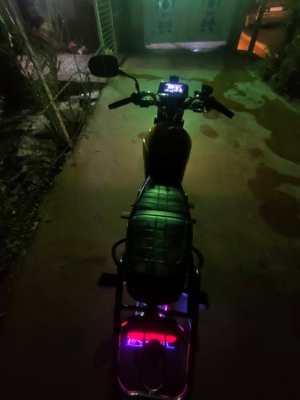 سلام عليكم سيفان 2024 دراجة درنفيس ممدود عليهة على البلاد ماشية 8  تالف بس نقص وقية مال زنجيل الباقي كلة شغال شخط مابيهة مكاني بغداد الحسينية مال راشدية رقم *********** بي وتساب السعر 725 وبيهة مجال
