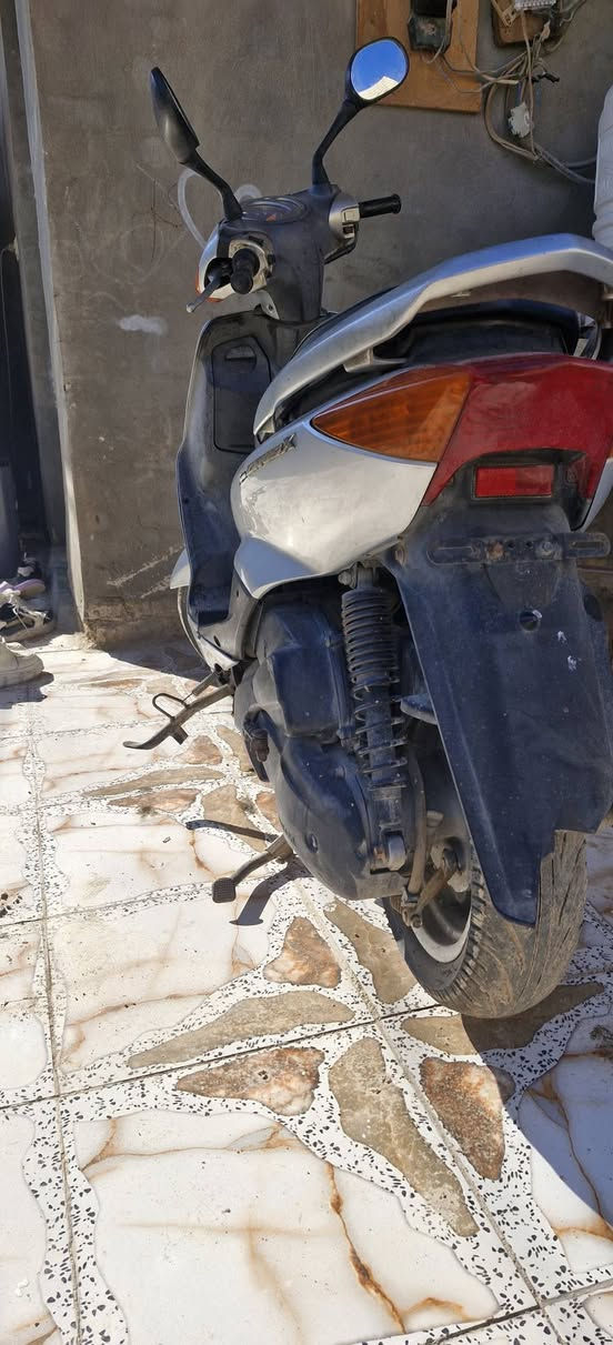 سلام عليكم دراجه سكنز فحل حلوه ونضيفه بس متروكه ب 400 رقم ***********
