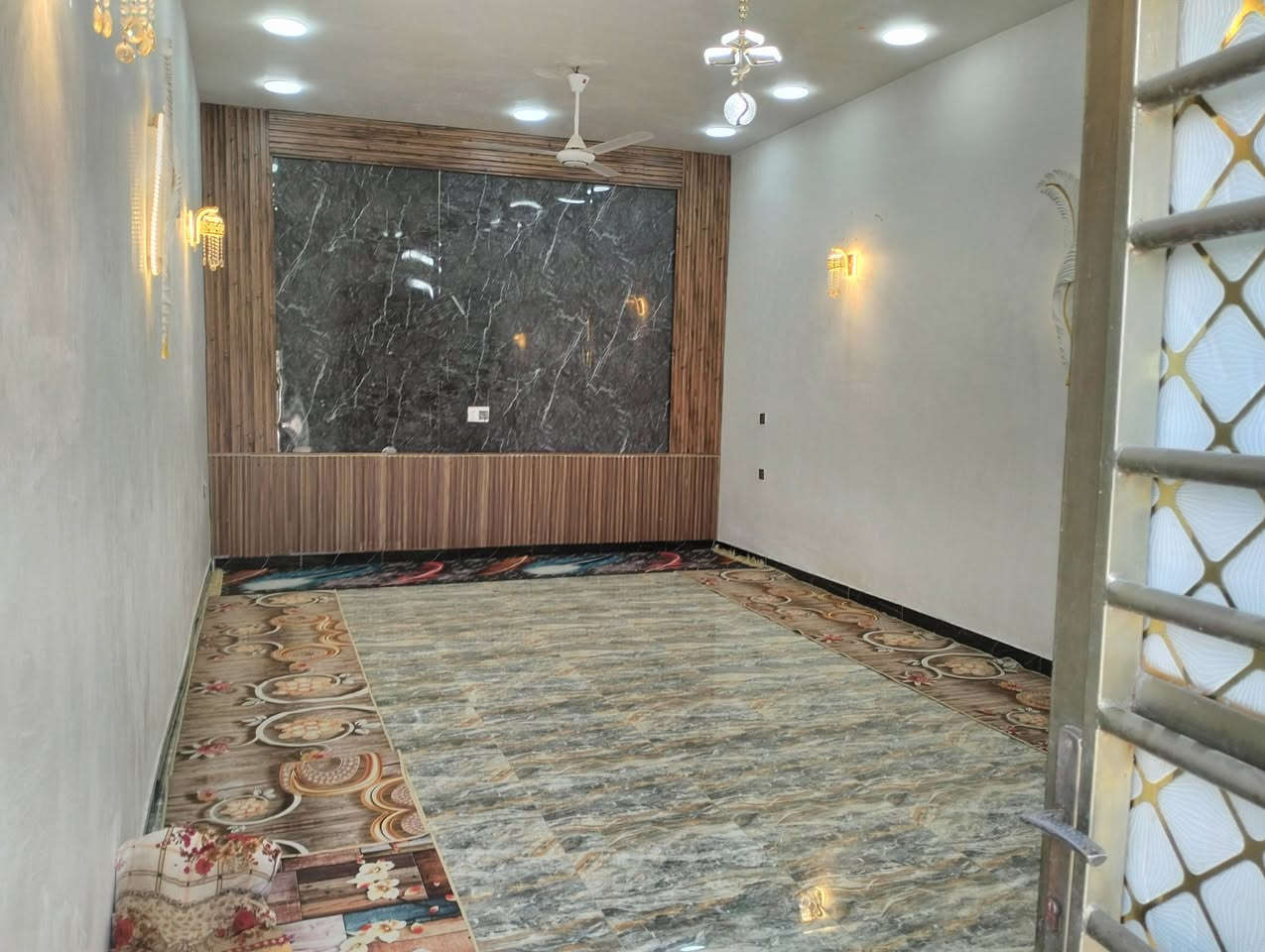 سلام عليكم بيت ركن ع ثلاث شوارع للبيع مساحة 275 سند 35 غرفتين نوم كراج يتسع سيارتين موقع بغداد جسر ديالئ القديم قرب سيطرة العريفية او قرب ملاعب  العيساوين يبعد عن طريق كوت او جرف نداف 5 دقايق ماء خطين تبليط كهرباء مجاي انترنيت سحب 
استقبل8×6
صالة9×4
مطبخ6×4
غرفة5×4
غرفة 5×6
حمامات داخلي وخارجي +ترك+ منور+حديقة خارجية
ملاحظه البيت يحتاج ارضية ول صاله و غرفتين مخمر فقط السعر 160 للجادين فقط الاتصال ***********
