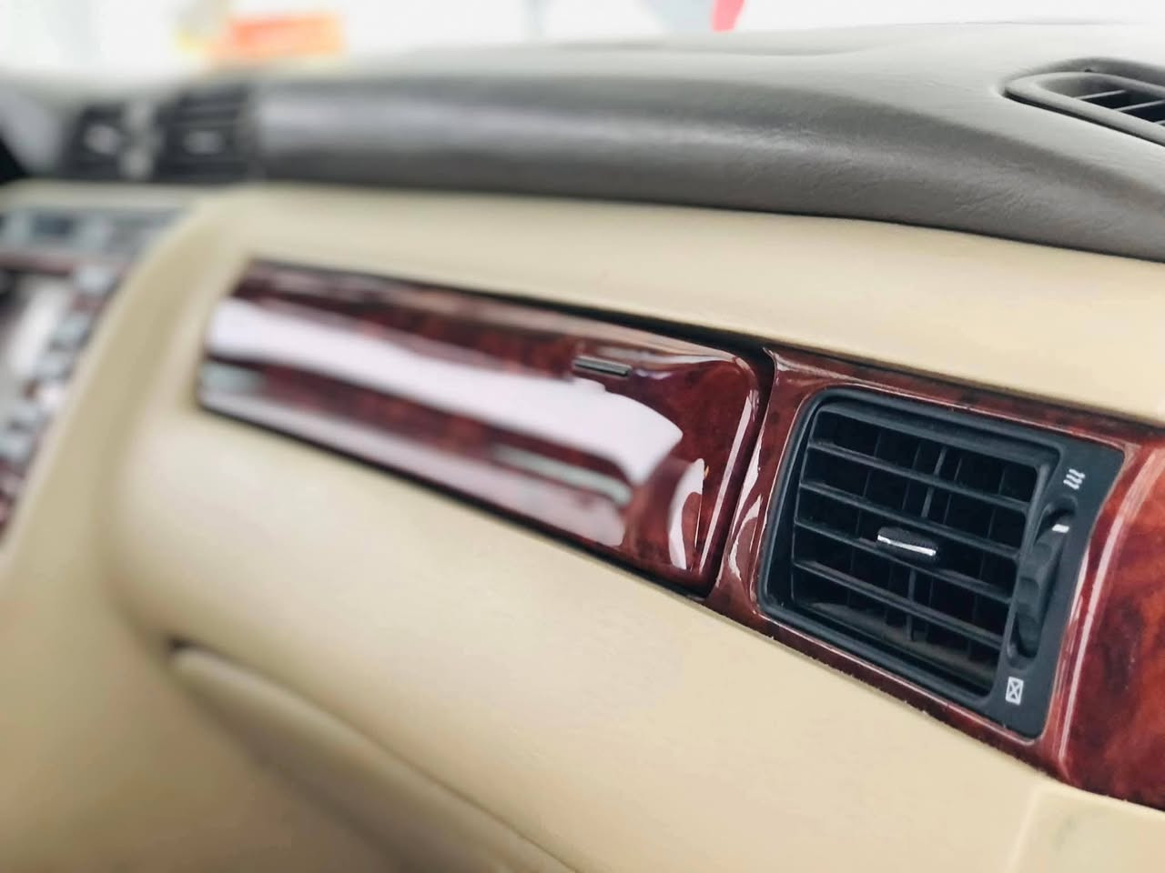 سلام عليكم  

ملكة للبيع موديل 🇯🇵2000 🇯🇵فول مواصفات 
محرك ديفور كبير 
شاصي 75

فتحة سقف سلايت روف 

كشنات كهرباء اربعه 

اشاير مري 

شاشات خلفيه 

تبريد سبلت 
ارباكات تكم +كشنات

برده خلفيه
ثلاجه
تحوير نجف فوك وجوى 
دشبول نجف (عارف العيساوي)درجه اولى 

تبريد مركزي (امامي خلفي)

دبل شاشة 
استيرن كهرباء 

مكفولة من كص ونقل جثة شرط تحويل  شرط اظبارة ومعممه كافه محافظات 

مكان سيارة بابل المسيب السعر ١٤٥ وبيها مجال ***********
