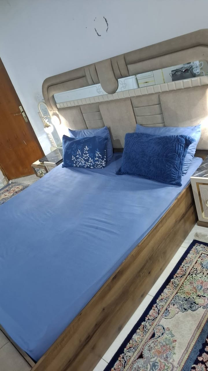 سلام عليكم الغرفه تركيه ونضيفه والسعر 500الف بيه مجال ماعد دوشك 🤍🤎
***********
