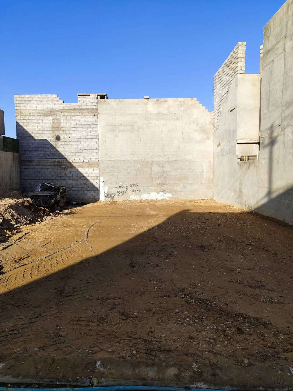 قطعه ارض للبيع القوسيات جمعيه النخيل مساحه١٤٣م واجهه ٨ 
كارت وصل من البلدية قرار تمليك جاهز للبناء تيكله وحادله 
قرب الكلية علوم الحياة قريب جدا على شارع سايدين الدهوك خدمات ماء كهرباء تبليط والفرع كلها بيوت سكني  السعر ٤٢ مليون
اسفسار اكثر***********
