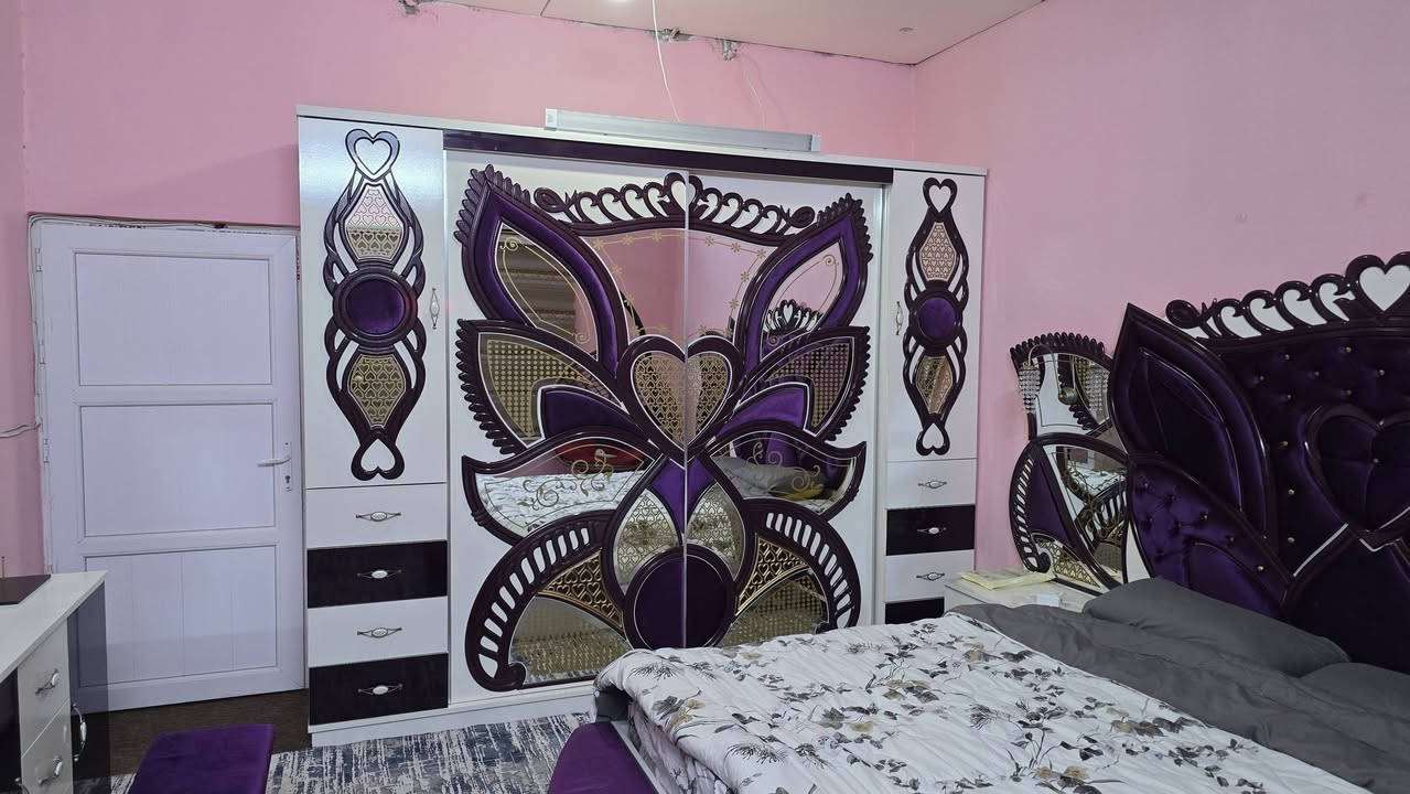 سلام عليكم من رخصه الادمن
الغرفه مشتريها ب ١٧ ورقه 

ورايدها بمليون بس 

الغرفه شرط الخدش الواحد تاخذها بلاش 

الغرفه شرط اللمعه لمعه مال سيارات حديثه 

الخشب HDF تركي درجه اولي وليس ثانيه والخشب ثكيل 
قياس القنصور ٣ متر زايد ١ متر ملحق ارتفاع ٢.٥ والعمق ٦٠ سانتيم
الغرفه ضخمه ماشاء الله 
واليحب يتاكد من سعرها خلي يشوف الكوخ التركي للاثاث اني مشترها منهم شوفو اسعارهم 

اخوان ما ارد ع التعليقات رقم تلفون ***********
