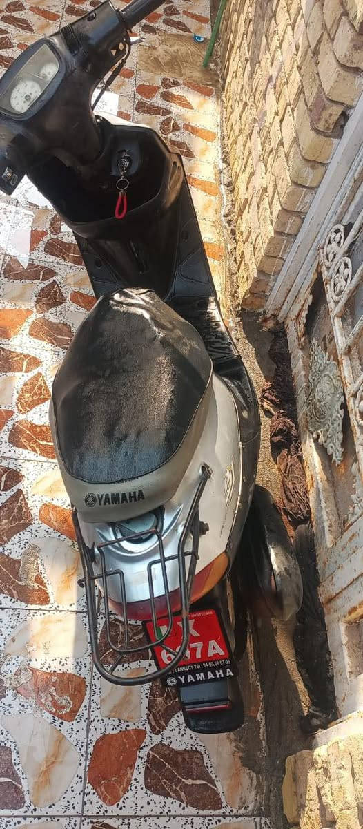 دراجة 9 زروف مكينة نظيفة وناعمة وتخبل الدراجة نقصها باتري بس الايت والاشاير والهورن شغالات 
المكان الجزيرة
رقم الهاتف /***********
