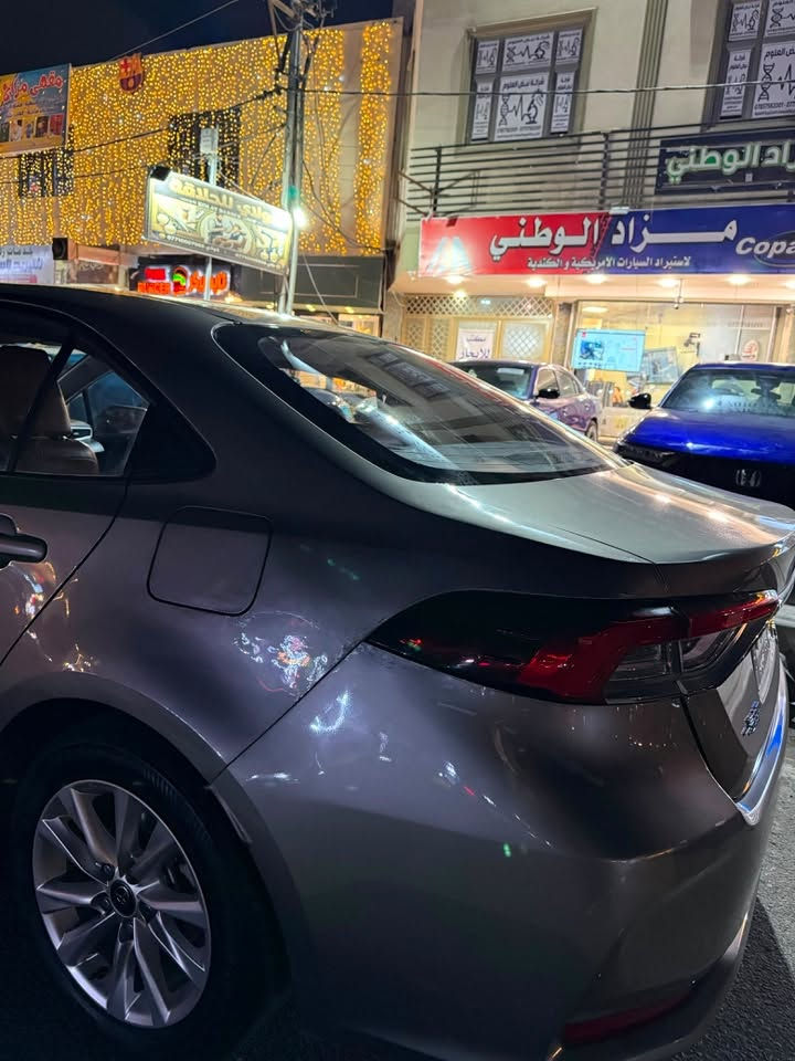 تويوتا كورولا هايبرد 2023 (خليجي)
الممشى :57 الف كيلو
 ✅المحرك: 1.8 لتر هايبرد (4 سلندر).  
 ✅القوة الإجمالية: 121 حصان.  
 ✅ناقل الحركة: أوتوماتيك ذكي E-CVT القيادة.  
 ✅استهلاك الوقود: خيالي وممتاز جداً.  
 ✅نظام القيادة: دفع أمامي مع وضعيات قيادة متعددة (ECO للاقتصاد القصوى، Normal، و Sport للأداء الرياضي).  
 ✅دخول ذكي وتشغيل بصمة 
 ✅شاشة ترفيهية وسطية تدعم Apple CarPlay و Android Auto مع بلوتوث ومنافذ USB.  
 ✅مكيف هواء أوتوماتيكي بارد جداً (أداء خليجي ممتاز) مع فتحات تكييف خلفية.  
 ✅مثبت سرعة (Cruise Control) وتحكم كامل من المقود .  
 ✅شاشة عدادات رقمية واضحة لعرض معلومات القيادة ومستوى شحن البطارية الهايبرد.  
 ✅حساسات خلفية للمساعدة على الاصطفاف مع كاميرا خلفية واضحة.  
 ✅إضاءة أمامية وخلفية LED مع كشافات ضباب.  
 ✅7 ايرباكات لحماية الركاب .  
 ✅نظام الفرامل المانعة للانزلاق(ABS) ونظام التحكم في ثبات السيارة (VSC).  
 ✅نظام المساعدة على صعود المرتفعات (HAC) ونظام مراقبة ضغط الإطارات.  
 ✅نظام مانع السرقة (Engine Immobilizer).

السيارة بيها بارد من يم قبق البانزين 
وثنين pdr فوك الباب خلف السائق
وتكحيلان بالدعامية
مكان السيارة بغداد باسمي وتحويل ثاني يوم
للاستفسار عن السعر اتصل بالرقم متوفر واتساب
 ***********
