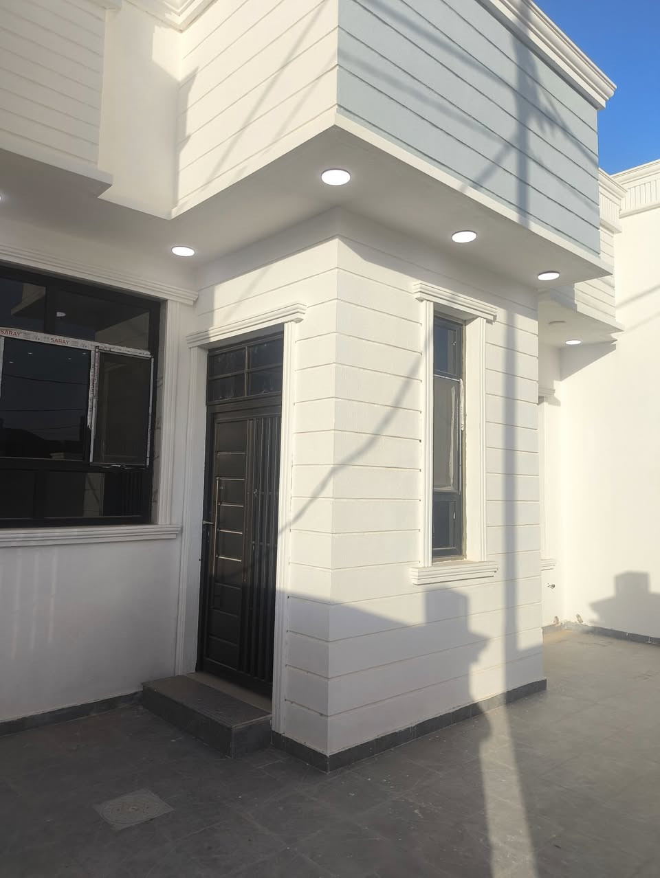 🏡 دار سكن للبيع – فرصة مميزة للسكن والاستثمار

📍 العنوان: حي الجامعة – مجمع حيدر الحاج هندي – البلوك الأول

📐 المساحة: 225 متر مربع

✨ مواصفات الدار:
▪️ بناء حديث ومشيد وفق مواصفات عصرية
▪️ غير مسكون (جديد بالكامل)
▪️ طابق واحد
▪️ غرفتا نوم واسعتان
▪️ صالة عائلية مريحة
▪️ استقبال أنيق وواسع
▪️ مطبخ حار وبارد بتصميم عملي
▪️ مجمعان صحيان

🌟 دار تتميز بموقع هادئ ومناسب للعوائل، مع توزيع داخلي مريح ومساحة تمنحك حرية التأثيث والتطوير مستقبلاً.
المراجعة 
     ♦️♦️♦️مجموعة باسم الشمري♦️♦️♦️
      ♦️♦️للاستثمار والتطوير العقاري♦️♦️
الفرع الاول/بغداد،القادسية،قرب مجمع الوزراء
الفرع الثاني/الديوانية،الجزائر ،الشارع الخدمي،مقابل تقاطع أم الخيل
للأستفسار الاتصال على📲
قسم المبيعات 📠
***********📱
***********📱 
📲 حمّل تطبيق باسم الشمّري العقاري الآن من Google Play:
👉 [https://play.google.com/store/apps/details?id=com.basemShamry.app](https://play.google.com/store/apps/details?id=com.basemShamry.app)
🍏 قريبًا على App Store
