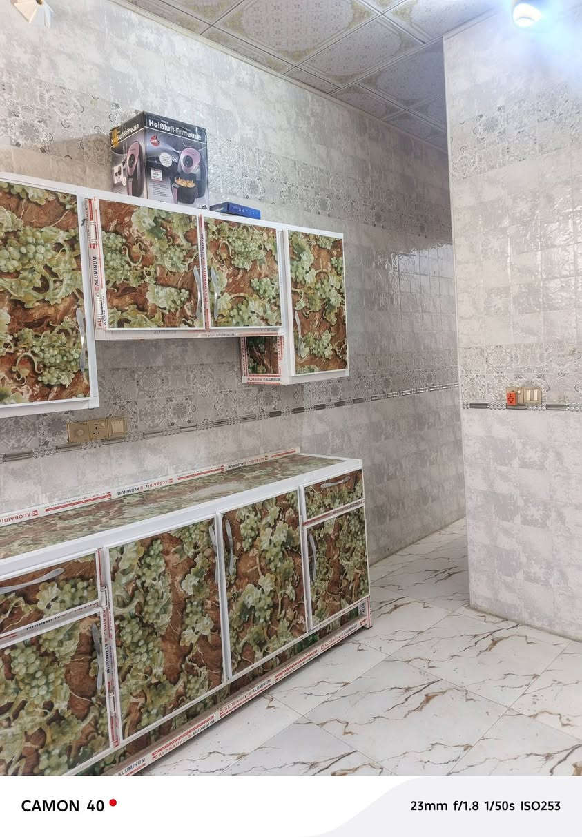 سلام عليكم بيت مجمع الدلة في كربلاء قرب جامعه العميد المساحة ١٢٦ متر المجمع خدمات كامله يتكون غرفتان نوم استقبال و مطبخ و صاله يتكون ٣ صحيات بلوك العتبه شغل درجه أولى البيت جديد ما مسكون  سند ٢٥ قرار محكمه السعر 90  بي مجال***********
