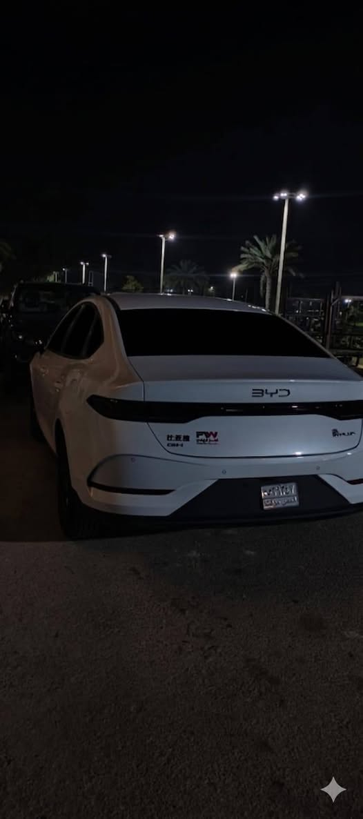 منظومة هجينة (Plug-in Hybrid): السيارة تمشي على الشحن الكهربائي والبنزين معاً.
اقتصادية كارثية بالوقود: خزان البنزين  يمشيك أكثر من 2100كم والبطارية بعد 55كم  (معدل الاستهلاك حوالي 26 كم باللتر الواحد).
البطارية الشهيرة (Blade Battery): من أقوى وأأمن بطاريات السيارات بالعالم (عمر افتراضي طويل وأمان عالٍ جداً).
المشية والراحة: عزم قوي جداً وتسارع ممتاز (177 حصان) مع ناقل حركة ناعم ومريح بالمدينة والمحافظات.
شاشة وسيطة ذكية 
شاشة عدادات رقمية واضحة.
كراسي 
 مريح جداً.
 بتصميم حديث ومميز.
تكييف مركزي (أوتوماتيكي مع فتحات خلفية للركاب).
حساسات خلفية وكاميرا وجناح خلفي مدمج.
تشغيل عن بُعد، وبصمة دخول وتشغيل 
ماشيه 3600 
سعرها 128 ورقه وبيها مجال للطيبين 
مكان النجف
***********
