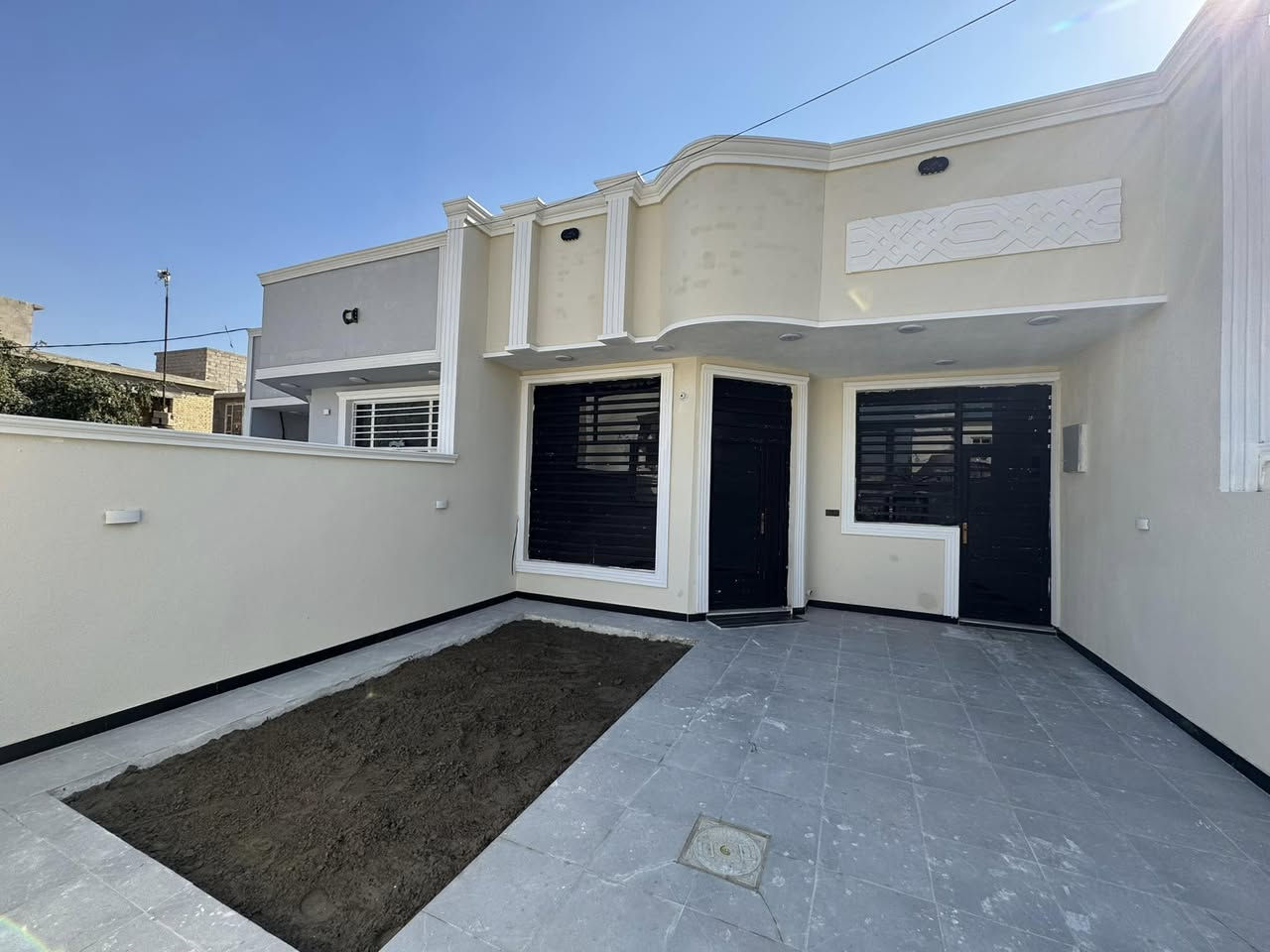 سلام عليكم 
بيت للبيع مساحه 200م
المكان الخماس قرب جامع عتبه شارع ابو ساره ابو الانشائيه يبعد عن الشارع 50 م
يتكون البيت من غرفتين نوم واستقبال ومطبخ ومناور عدد 2وحمامات عدد 2وحديقه 
شغل الماء والكهرباء كله ضمان بناء فول 
علمآ ان البيت اليوم اكتمل 
***********
***********
