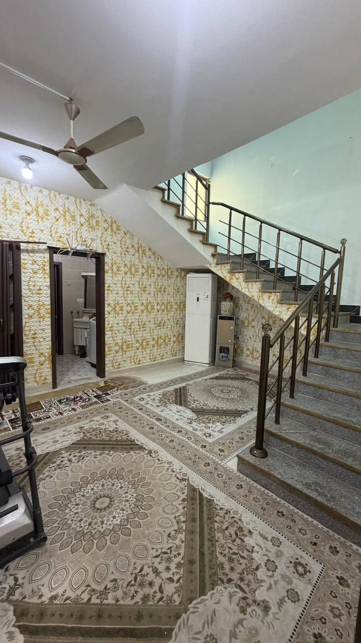 #دار_للبيع🏠

#الموقع : مجمع الامرات اوله 🏘️300 متر علا ساحه

#المساحه : كل الدار 300 م الوجه 15 
نزال 20✨

#التفاصيل : طابقين
شارع 12+🪴
يتكون الدار من غرفه+صاله مطبخ استقبال +مجمع صحيات++منور طابق الثاني 3 غرف  وصاله  وصحيات …………

🔻نستقبل كافة العروض السكنيه والتجاريه 🔻

#مكتب_دار _السلام للوساطة_العقارية 🌍
تسعدنا زيارتكم لمكتبنا 
📍في النجف - حي السلام- شارع ابو دجاج 📍

للمزيد من المعلومات والتفاصيل عن العقار والمعاينه الميدانية يرجى الاتصال على 
(***********) (***********)
