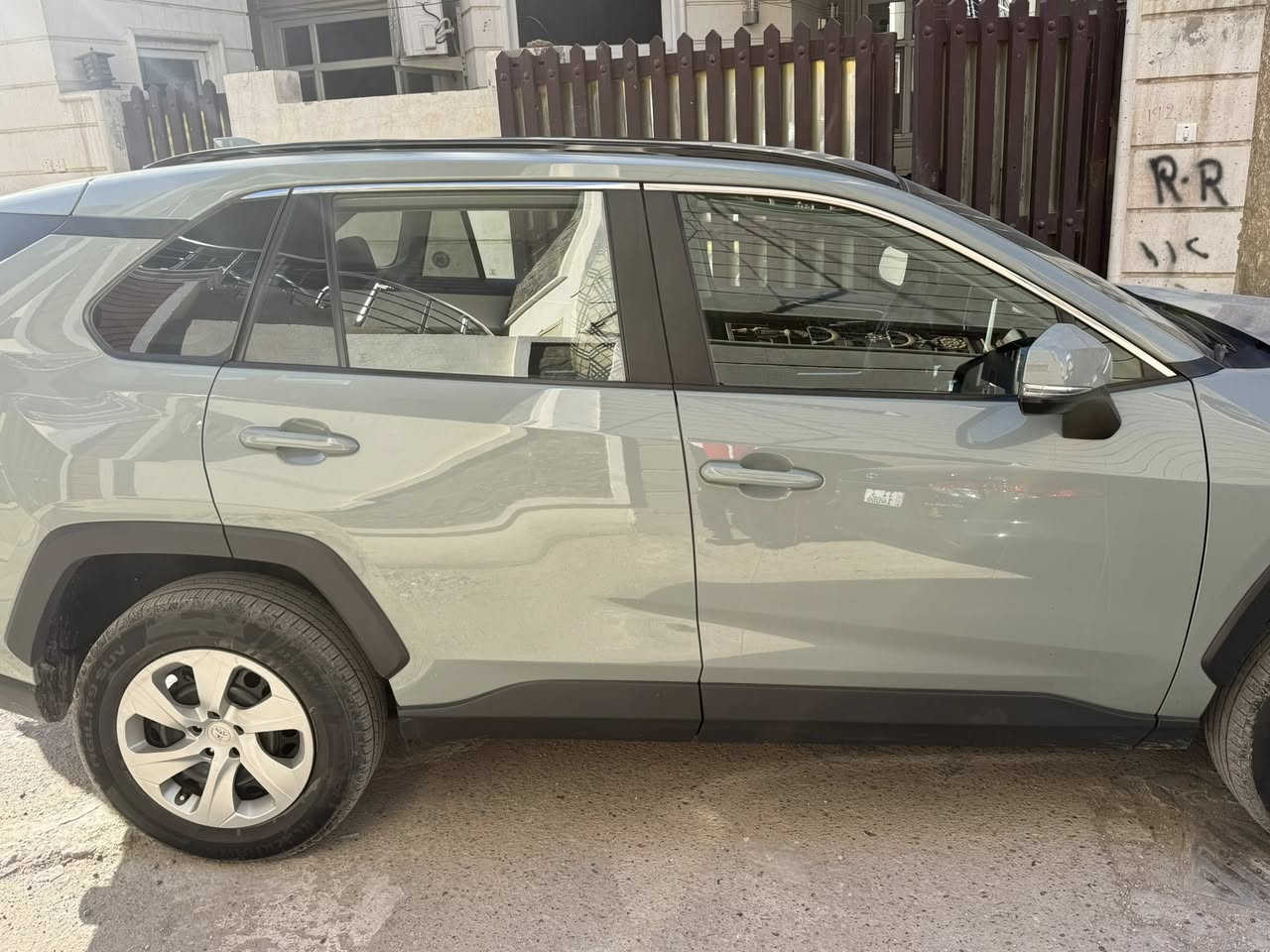 السلام عليكم
راف فور 2023 xle 
صور الحادث مرفقه مع الصور 
بيها كلير من امريكا جاملغ وباب صفحه السايق 

اللون سمنتي 

رادار امامي وخلفي نقطه عمياء 

تبريد قطعتين 

السياره ماشيه 73000km 

السياره جاهزه من كلشي واي نقص مابيها 

الاستفسار الاتصال على الرقم

***********
