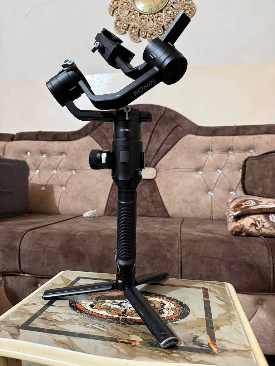 رونين S من شركة DJI
مكان/موصل/تلعفر/رقم التواصل *********** او واتساب نفس الرقم 
سعرها ٣٥٠ بيها مجال بسيط

1-أقصى حمولة (Payload): تصل إلى 3.6 كجم (مما يجعله قادرًا على حمل معظم الكاميرات مع عدسات ثقيلة).
2- أقصى سرعة تحكم: 75 كم/ساعة (عند التثبيت على منصات متحركة كالمصورة أو السيارات).
3- عمر البطارية: يعمل حتى 12 ساعة متواصلة مع بطارية
 سريعة الشحن (RB2 - 2400 mAh).
4-نظام SmoothTrack: يتيح الانتقال السلس بين حركة اليد وحركة الكاميرا في جميع المحاور (Pan, Tilt, Roll).
 5-وضع Sport Mode: يعطي استجابة فورية وسريعة جدًا للمحركات لملاحقة الأجسام السريعة.
 360 Roll (الالتفاف الكامل): إمكانية تدوير الكاميرا 36
 6-وضع الممر المائل (Underslung Mode): الانتقال بسهولة وسرعة من مستوى النظر إلى مستوى الأرض دون حجب الشاشة.
