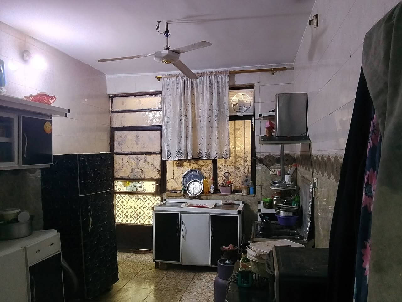 بيت للبيع او مراوس الزعفرانيه شارع الزوراء يم اسواق الباشه او اسواق الورده بيت ركن على شارعين مساحه البيت 160م طابق ونص غرف النوم عدد ٤ حمام عدد ٢ استقبال ومطبخ ومنور وترك خلف البيت كراج كبير صاله عدد عدد ٢ البيت زراعي قرار 117 ماشيه معامله تطويب رقم موبايل *********** وتساب موجود السعر 120 مليون وبي مجال للشراي
