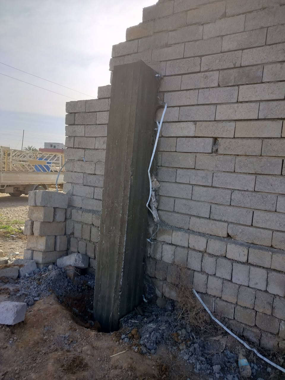 السلام عليكم ورحمة الله وبركاته كادر نجاره وصب بيتونات مخزن قرفه خارجيه منهولات دنك باب دنك حايط اتصلل ودلل واذا ما عندك في سبيل الله ***********
***********
