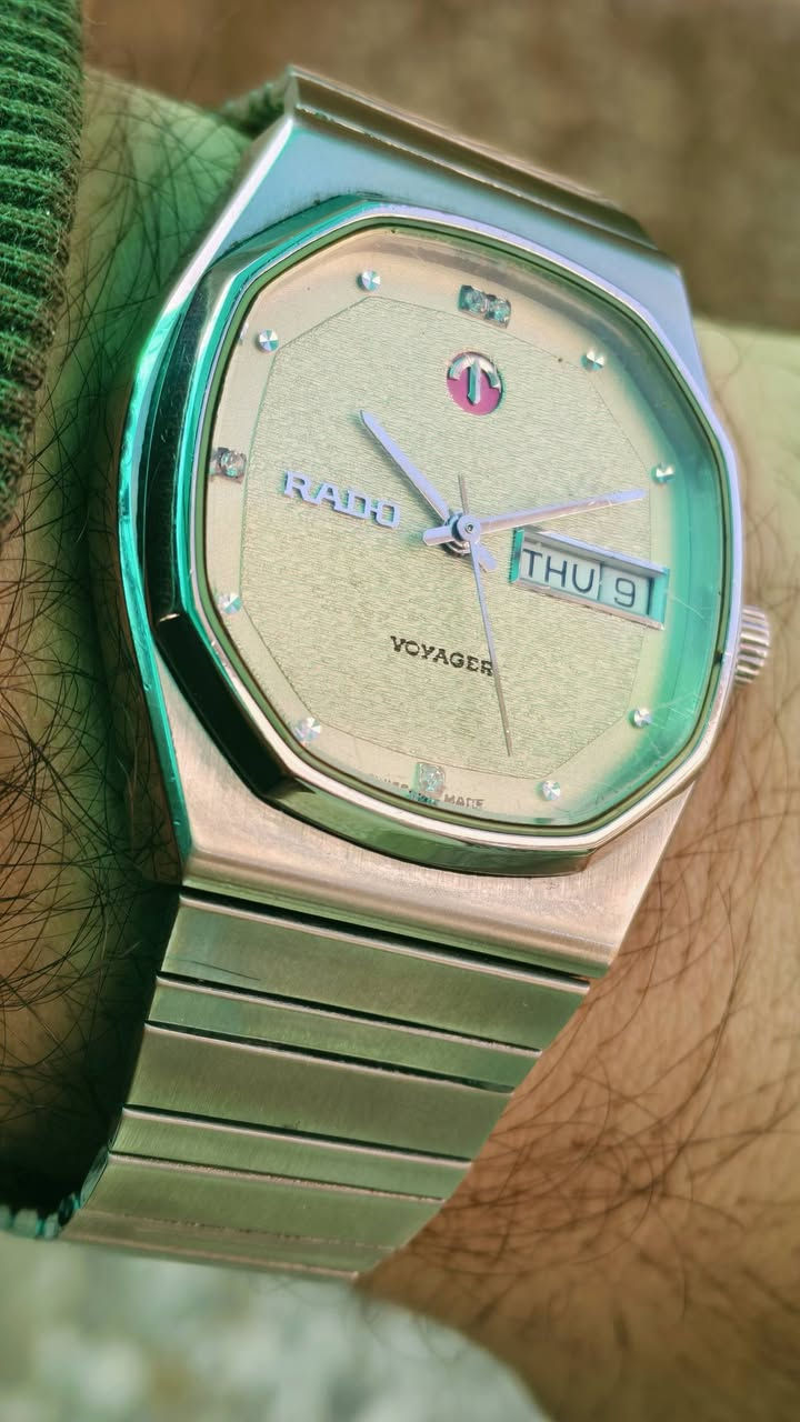 السلام عليكم رادو rado voyager اوتوماتيك 
4فص الماس قطر 36
سير واسع مينه صدف نضافة تامة 
ماكنة ذهبية تاريخ يومي شغال 
***********

