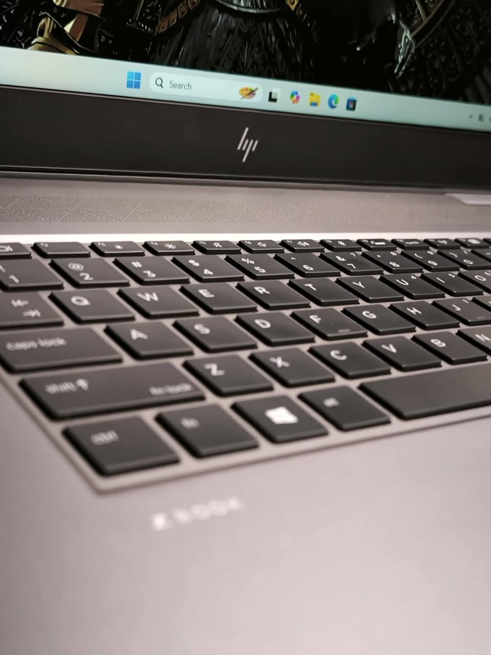 💻 HP ZBook Studio G5
🔍 المواصفات التقنية:
​المعالج: Intel Core i7 (الجيل الثامن - فئة H القوية).
​الرام: 16GB DDR4.
​الهارد: 512GB SSD.
​كرت الشاشة المنفصل: NVIDIA Quadro P1000 (بواقع 4GB).
​الشاشة: 15.6 بوصة بدقة 4K (وضوح فائق ومثالية للتصميم).
​🎁 الملحقات:
(حقيبة، شاحن أصلي، ماوس، ماوس باد).
​🛡️ الضمان والخدمات:
​فحص المواصفات والنظافة قبل الاستلام.
​ضمان استبدال لمدة أسبوع كامل.
​تنصيب ويندوز والبرامج الأساسية مجاناً.
​💰 السعر: 580,000 دينار عراقي.
​📍 الموقع: بغداد - الأمين الثانية.
🚚 التوصيل: متوفر لجميع محافظات العراق.
​📞 للحجز والاستفسار:
***********
***********
